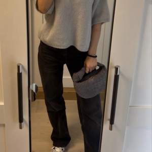 Jätte fina perfekt midwaist jeans från weekday! Stolek 32 och dom är uppsprätta så passar nån som är ca 170❤️