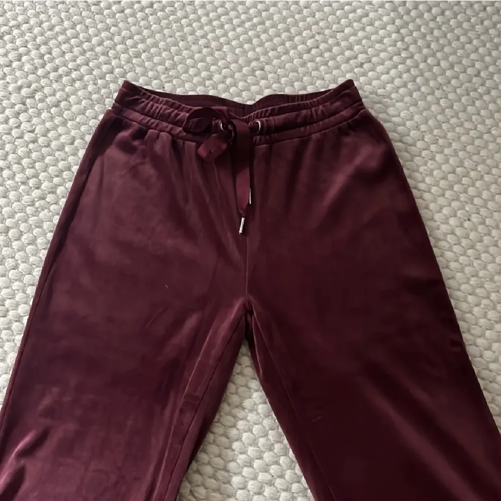 Ett par vinröda mjukisbyxor från Gina tricot som är mycket sparsamt använda, nypris 299:- . Jeans & Byxor.