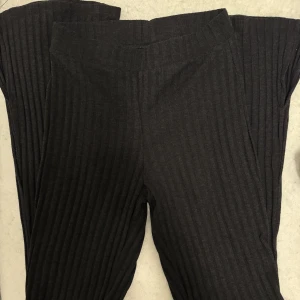 Svarta utsvängda byxor  - Svarta utsvängda byxor till salu, använda 1 gång. Storlek S. Super bekväma men kommer inte till någon användning. Slits där nere vid foten och dom är inte alldeles för långs och jag är 1,64. 