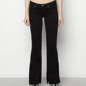 SÖKER dessa svarta low waist jeans från Only i strl 27/32, eller 27/34   (Annan strl kanske funkar också skriv även om du har en annan strl, om du tänker dig sälja) 