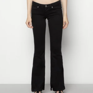 SÖKER only jeans  - SÖKER dessa svarta low waist jeans från Only i strl 27/32, eller 27/34   (Annan strl kanske funkar också skriv även om du har en annan strl, om du tänker dig sälja) 