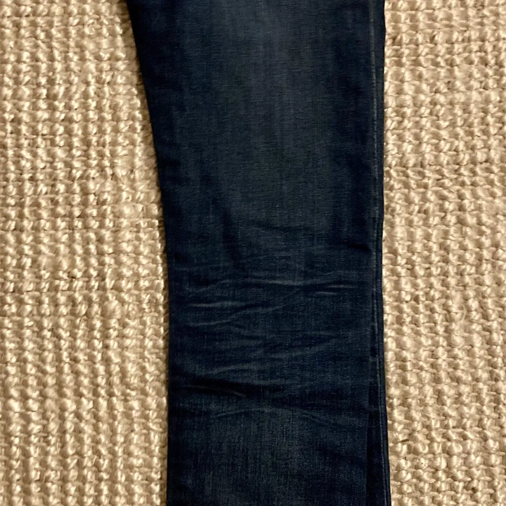 Levis jeans i nyskick. Storlek 27x32.  Skinn fit  Normal midja Benlängd lång Dragkedja . Jeans & Byxor.