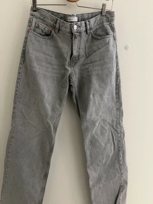 jeans grå  - gråa jeans ifrån gina tricot. Välanvända men inget som direkt syns. Köpte för 500kr 