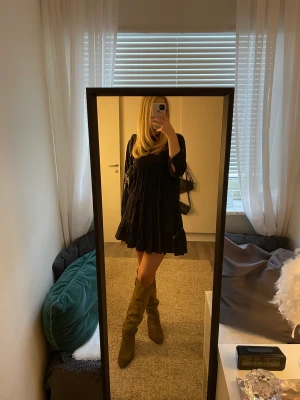 Rutig zara klänning  - Rutig söt klänning från zara! Supersöt nu till hösten!! Älskar den😍hör av er vid frågor, fler bilder, prisförslag mm🥰🥰