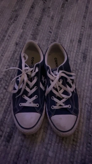 Låga blå converse  - Använda ett par gånger i somras. Dom är super sköna och ser knappt använda ut. 