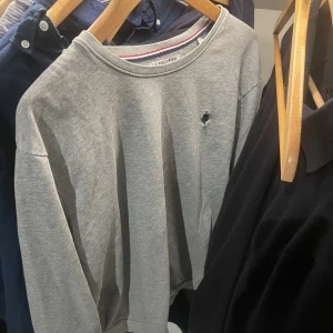 U.S.POLO ASSN. College tröja - En snygg college tröja i storlek L. Den är i fint skick men säljer för den är nu för liten. Passar även M. Skriv för mer bilder och info! Pris kan diskuteras.