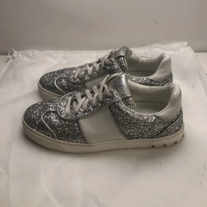 Valentino flycrew  - Säljer dessa super snygga och sällsynta valentino flycrew! Skick 9/10 (alla nitar kvar) säljer för ett bra pris på endast 3250kr. Dustbag kommer med. Hör av er vid eventuella frågor! Mvh🪩🪩