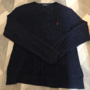 Ralph lauren tröja  - Mörk blå Ralph lauren tröja som säljer för att den e för stor den e en storlek S men skulle rekommendera M