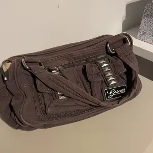 Säljer en unik väska från guess, måtten är 30 cm i längd, 15 cm i höjd. Flera fickor och dragkedjor så det finns plats för mycket. Skriv för frågor/ fler bilder.