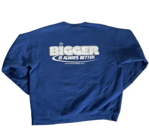 blå Tröja  - Blå tröja med vit tryck både bak och fram  Strlk: M Säljer pga ingen användning  Inga skador eller annat på tröjan🤩