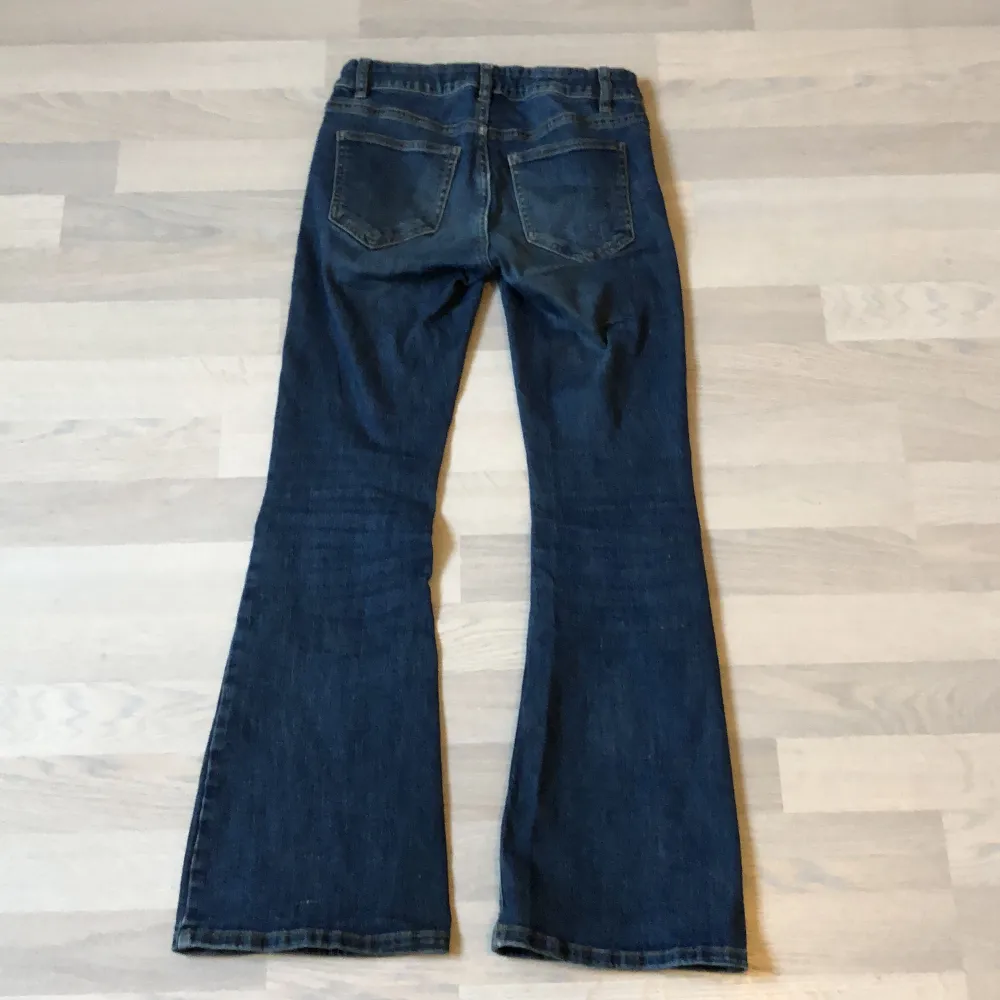 Ett par mörka Bootcut jeans i storlek 152 11-12y! Använda men hittar inga defekter. Går att spänna åt i midjan (se bild 3).  Dom är midwaist.. Jeans & Byxor.