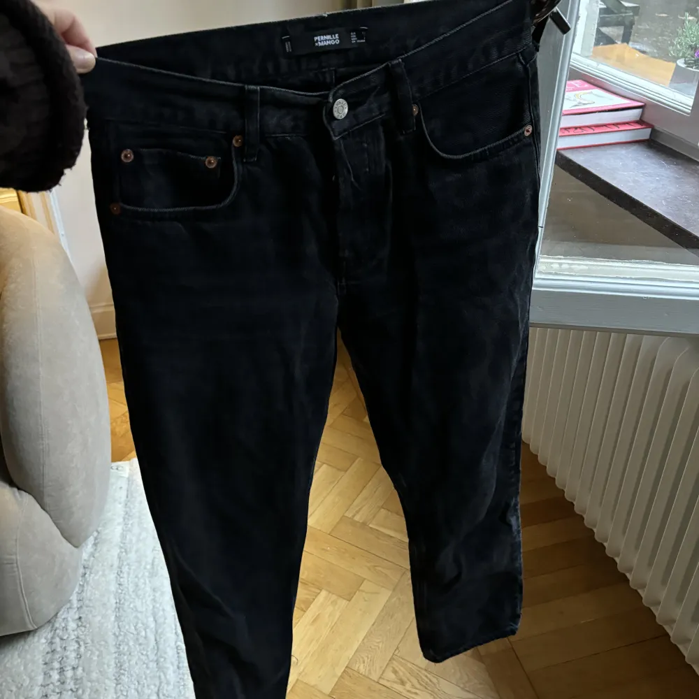 Raka jeans från Mango i storlek 34 (passar en 36a bra). . Jeans & Byxor.