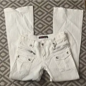 Jag säljer ett par lågmidjade bootcut jeans från märket Original Jeans wear. De är i jättebra skick. Inga fläckar eller trasigt. Uppskattad storlek xxs. Innerben 66 cm och midja rakt över 30. Köpte de på plick men de var för små💕