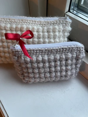 Necessär  - Liten necessär som är perfekt att ge som julklapp. Passar att använda till allt, smycken, smink ja massa annat med. Allt är handgjord🤍