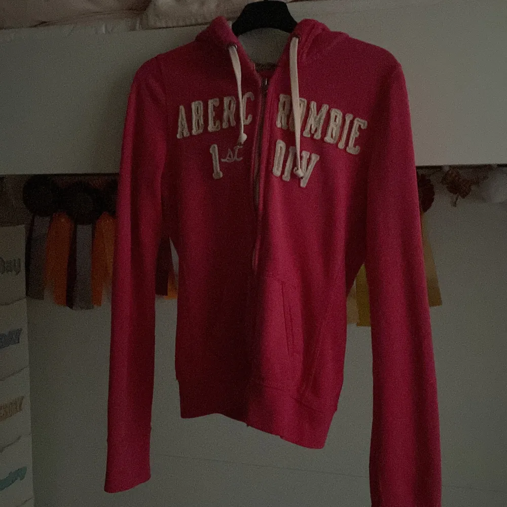 säljer denna abercrombie hoodie då den inte kommer till användning!❤️❤️Storlek s men passar xs också❤️. Hoodies.