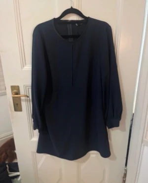 Marinblå klänning - Aldrig kommit till användning