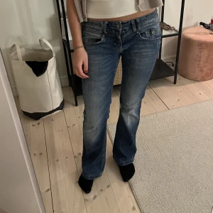 Lågmidjade bootcut jeans - Midjemått: 40cm Innerbenslängd: 85cm 