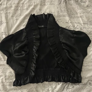 Svart bolero  - Säljer denna superduper söta boleron då den tyvärr inte passar mig😇 Köpt på Vinted men är i toppskick ⭐️⭐️