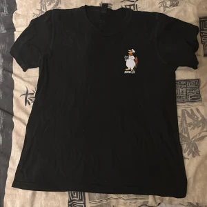 District T-shirt S - Svart skate t-shirt med tryck på nån skön tupp. Inga fläckar eller hål och den är i bra skick! 