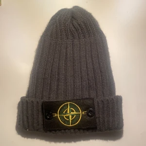 Stone island mössa - Stone island mössa, använd men i väldigt bra skick.  Har varken påsen eller kvittot till och tror att den är en kopia så säljer billigare