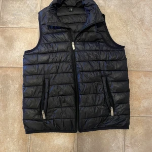 Svart väst - Det är en vanlig svart väst, säljer då den är för liten för mig, har ett litet hål på ryggen det går säkert att bara sy ihop de annars är den som ny👍