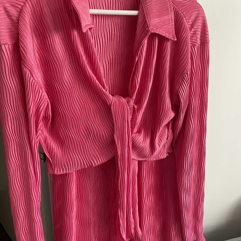 Säljer detta plisserade rosa set, anvönd 1 gång bara. Tröjan är i storlek L men passar även S och M. Byxan är i storlek S och passar även en M💕. T-shirts.