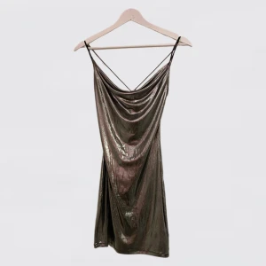 METALLISK FESTKLÄNNING - Söt silvrig klänning, elastisk och ny!