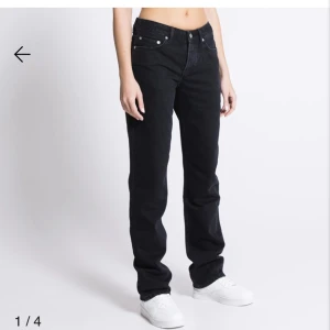 Jeans - Säljer dessa ”icon” jeansen från lager 157. Har vart slutsålda i denna storlek. Säljer billigt pga dom är sönder trappande längst nere. Pris kan även diskuteras💞