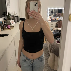 Svart linne - Säljer detta svarta, korta linne/top från H&M Divided då jag har massor med linnen. Sitter väldigt fint, speciellt på ryggen💗Skriv privat till mig för fler bilder då den har några trådar lösa men som knappt syns.