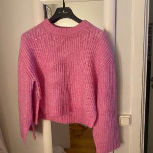Jätte snygg rosa stickad från Gina tricot som endast är använd 1 gång, tröjan har en slit vid atmarna som är en super fin detalj.