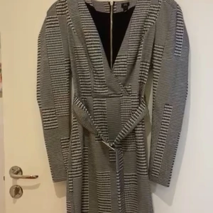 River island klänning  - Säljer en helt ny oanvänd klänning med skärp i storlek från river island i storlek UK 6. Finns att hämta i Sthlm eller köparen får stå för frakt 📦 