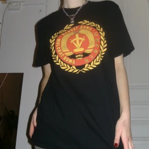 Molchat Doma band T-shirt - Jättecool Molchat Doma band T-shirt. Väldigt bra skick, nästan helt oanvänd. Stl M men sitter oversized på mig som är S. Skriv för mått. Priset kan diskuteras. Köparen står för frakten men kan även mötas upp på Södermalm i Stockholm. 