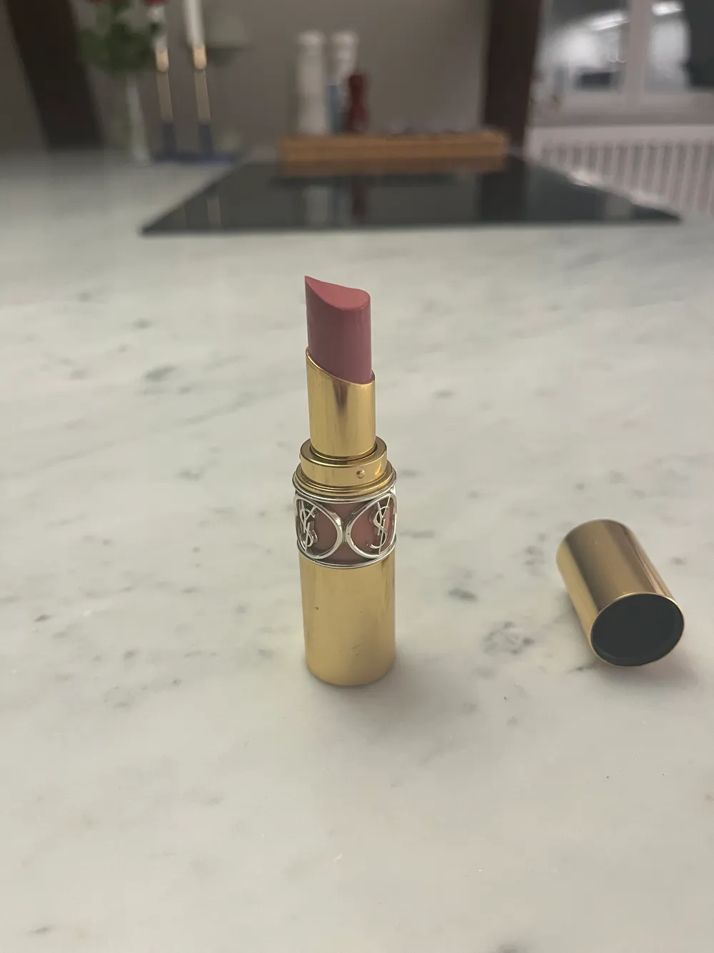 Rosa läppstift från YSL. Använt några gånger men mycket kvar (se bild). Frakt via Plick 29 kr, med frimärken (Swish) 15 kr.. Skönhet.