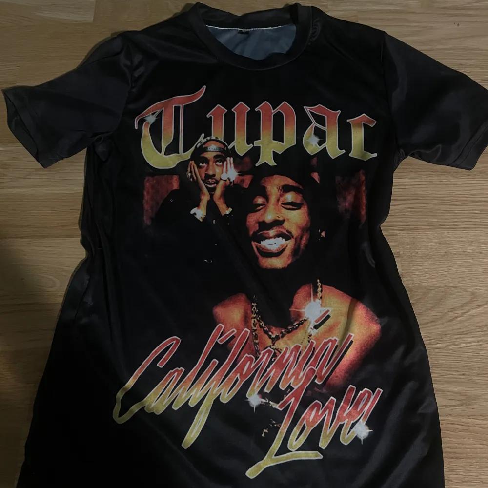 Jätte unik tupac graphic t shirt som säljs pga den använts inte 💗 8/10 skick , storlek M men sitter som S/XS. T-shirts.