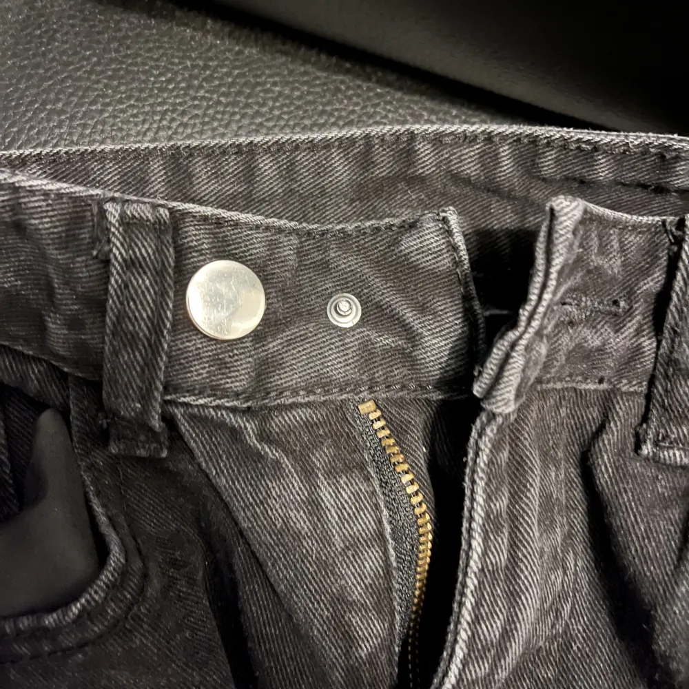 Snygga jeans med hål! Köpta från Shein och flitigt använda men känns typ som nya! Knappen har tyvärr gått sönder men jag har lagt till en extraknapp som man kan flytta hur man vill🤗skulle säga att de är relativt hödmidjade. Storlek ej säker!. Jeans & Byxor.