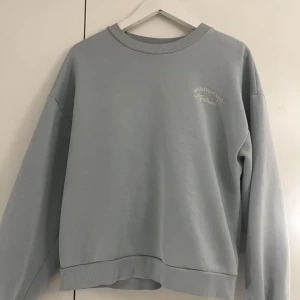 Ljusblå sweatshirt  - Jättegosig sweatshirt med ett litet tryck på bröstet 