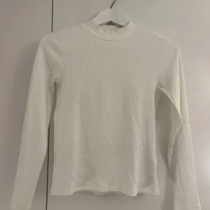 Vit tajt tröja - En vit ribbad tröja med turtle neck
