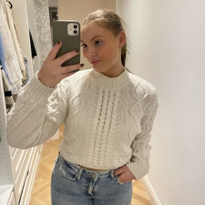 Stickad tröja med öppen rygg😍🙌🏼 - Jättefin stickad tröja i benvit färg från Gina Tricot i storlek XXS🙌🏼😍 Jättemysig o skön nu till hösten🥰