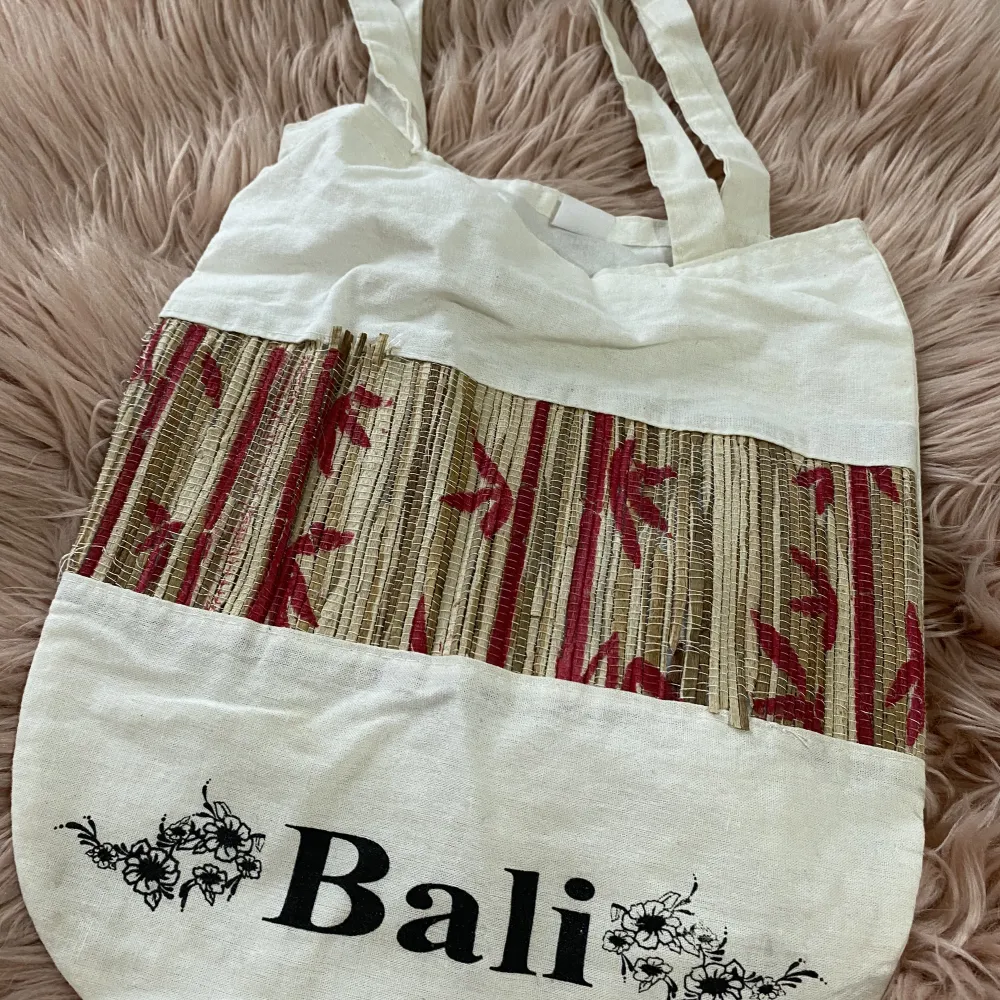 En jättefin tygkasse från Bali. Jag använde den inte så mycket, men den gången jag använde den så var det i regnet och eftersom att väskan är gjord av naturliga material från Bali så blev den lite förstörd (bifogar bild). Samfraktar gärna.. Väskor.