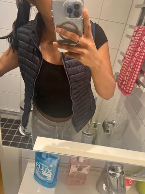 Väst - Intressekoll på min colmar väst som köptes för två år sen. Köpte den för lite mer än 1200 kr och är villig att sälja för 900 kr då den knappt är använd💓