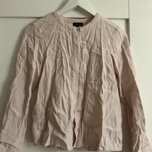 Blus från Stock lm  - En blus från STOCK LM, storlek 34, knappt använd, ser ut som ny, behöver bara strykas