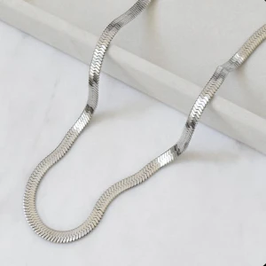 Herringbone halsband  - Super fint halsband som ja fått i present🤍 aldrig använt då jag är mer utav en guld tjej🤍 silver färgat stål som inte rostar🤍 40cm långt och 4mm brett🤍 hör gärna av dig vid flera frågor eller intresse🤍