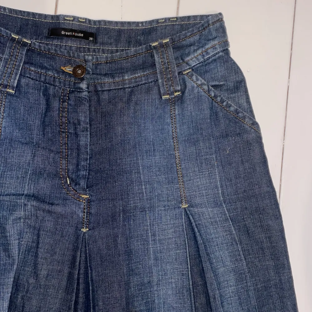 Jeanskjol i superbra skick!💕jag sjökv brukar ha 34-36 i jeans mm men denna passar bra!. Kjolar.