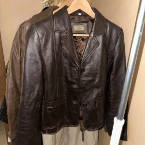 Skinnjacka  - Äkta skinnjacka figursydd 