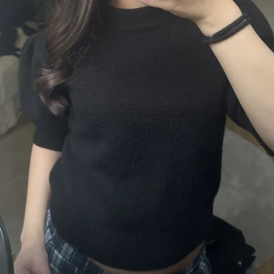 Svart stickad t-shirt - Svart kortärmad stickad tröja från Missäy. Använd några gånger. Nypris: 399