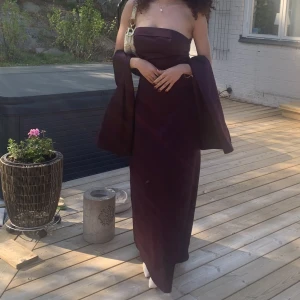 Silkesklänning  - En elegant vintage klänning i silke. Den kommer med en sjal av sort. Många fler bilder finns så det är bara att fråga om det samt mått om man önskar🖤