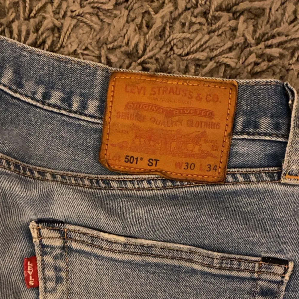 Ljusa Levis jeans. (Jeansen är upplagda så storleken är ungefär 30/32).skicka 9/10. Kunden lägger bud!. Jeans & Byxor.