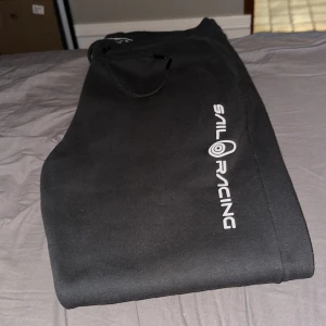 Sail racing byxor  - Använda 1 gång, fick dom i present och dom passade inte. St XL men passar även till L. Inga skador eller fläckar. 