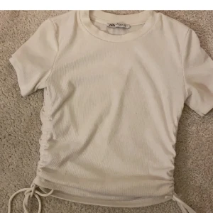 Vit knyttopp - Topp med knytdetalj från zara som endast har används typ 2 gånger. Stl M men passar mig som har xs/s