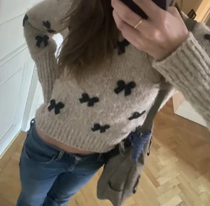 Stickad tröja  - Säljer denna super söta stickade tröjan från Zara ❤️